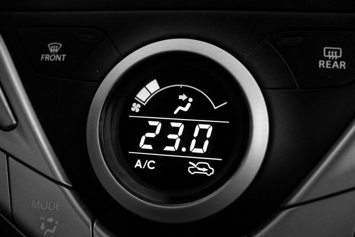 Панель климат-контроля автомобиля
